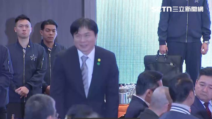 林國漳被點名後，起身向全場鞠躬致意。（圖／翻攝畫面）