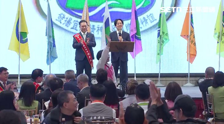 一聽到總統賴清德的點名，蘇巧慧隨即起身向全場揮手致意。（圖／翻攝畫面）