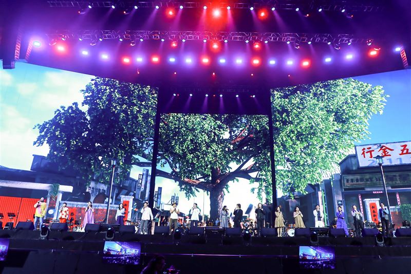 民歌大團圓謝宇威帶領眾歌手演唱童年（圖／中華音樂人交流協會會提供）