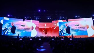 11位已故歌手登上大巨蛋螢幕！群星齊追悼