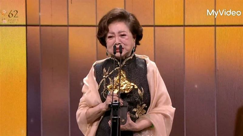 陳淑芳淚捧成就獎! &lt;孤味>3個女兒全哭