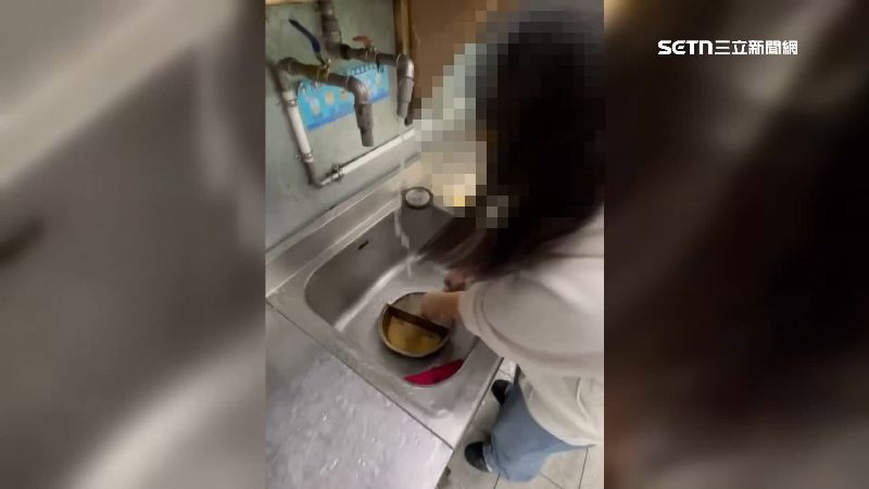 高中生在店內刷鍋子