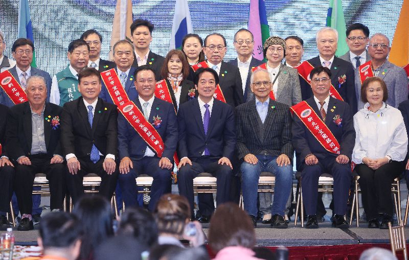 新北市宜蘭縣同鄉會第15屆第1次會員大會22日晚間在頤品飯店舉行，總統賴清德（前中）應邀出席，與前立法院長游錫堃（前右3）等人合影