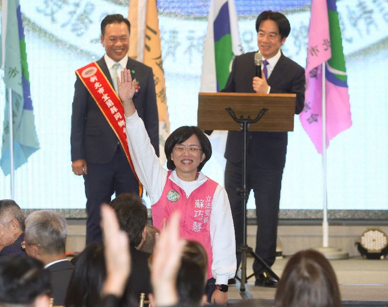 總統賴清德（後右）22日晚間應邀出席新北市宜蘭縣同鄉會第15屆第1次會員大會，致詞時向與會者介紹民進黨籍立委蘇巧慧（前中）