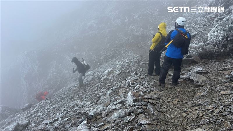 這個月有一支登山隊發生隊員脫隊，不慎誤闖錯誤路線，最終卡在陡峭岩壁動彈不得。（圖／翻攝畫面）