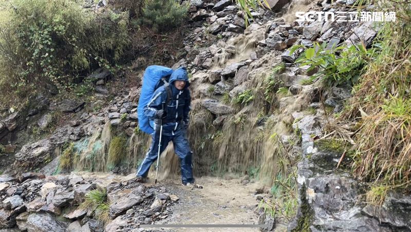 山區天氣瞬息萬變，可能上一秒出太陽，下一秒淋成落湯雞。（圖／翻攝畫面）