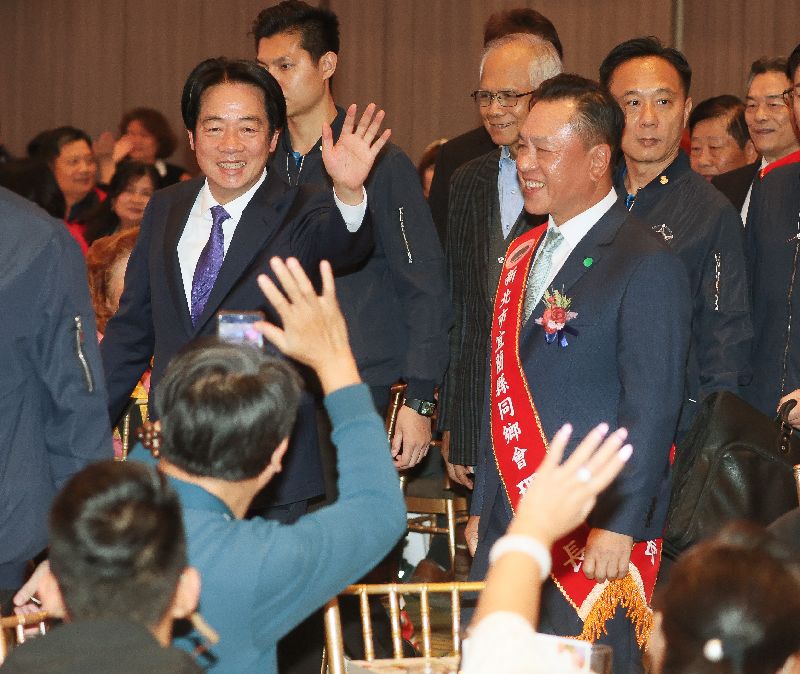 總統賴清德（左揮手者）22日晚間應邀出席新北市宜蘭縣同鄉會第15屆第1次會員大會，進場時向與會者揮手致意