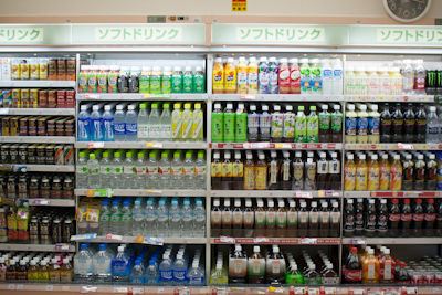 日噁男用寶特瓶裝尿放超商貨架，害客人差點喝下肚。（示意圖）