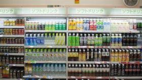 日噁男用寶特瓶裝尿放超商貨架，害客人差點喝下肚。（示意圖）