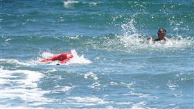 海委會啟動智慧海灘管理計畫海洋委員會民國113年攜手台南市政府推動建置智慧海灘管理示範區，以人工智慧管理及科技裝備輔勤，提升海域遊憩整體安全性。圖為科技輔勤裝備「動力救生圈」救援畫面。（海洋委員會提供）中央社記者張已(??兼)傳真  113年7月11日