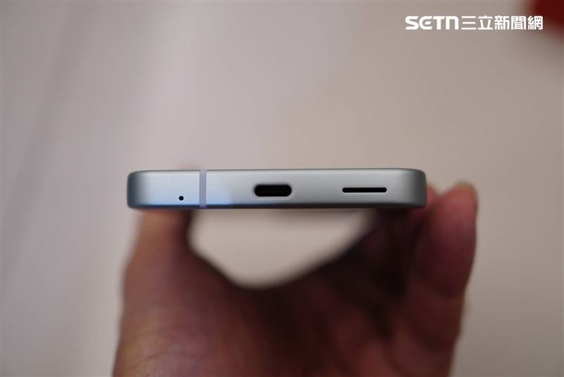 夏普AQUOS sense10底部