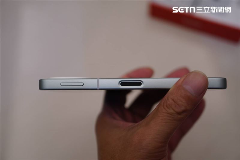 AQUOS sense10右側配置