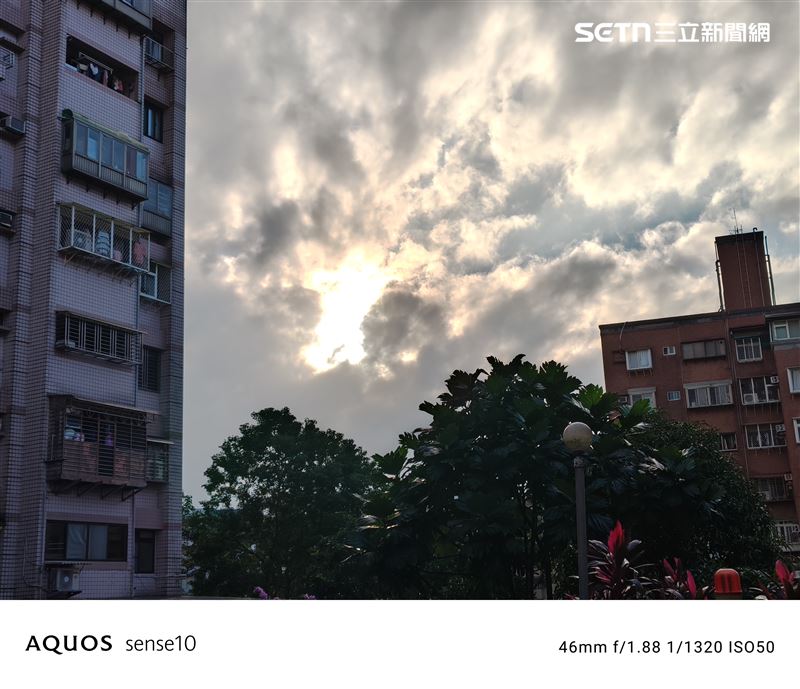 夏普AQUOS sense10戶外逆光