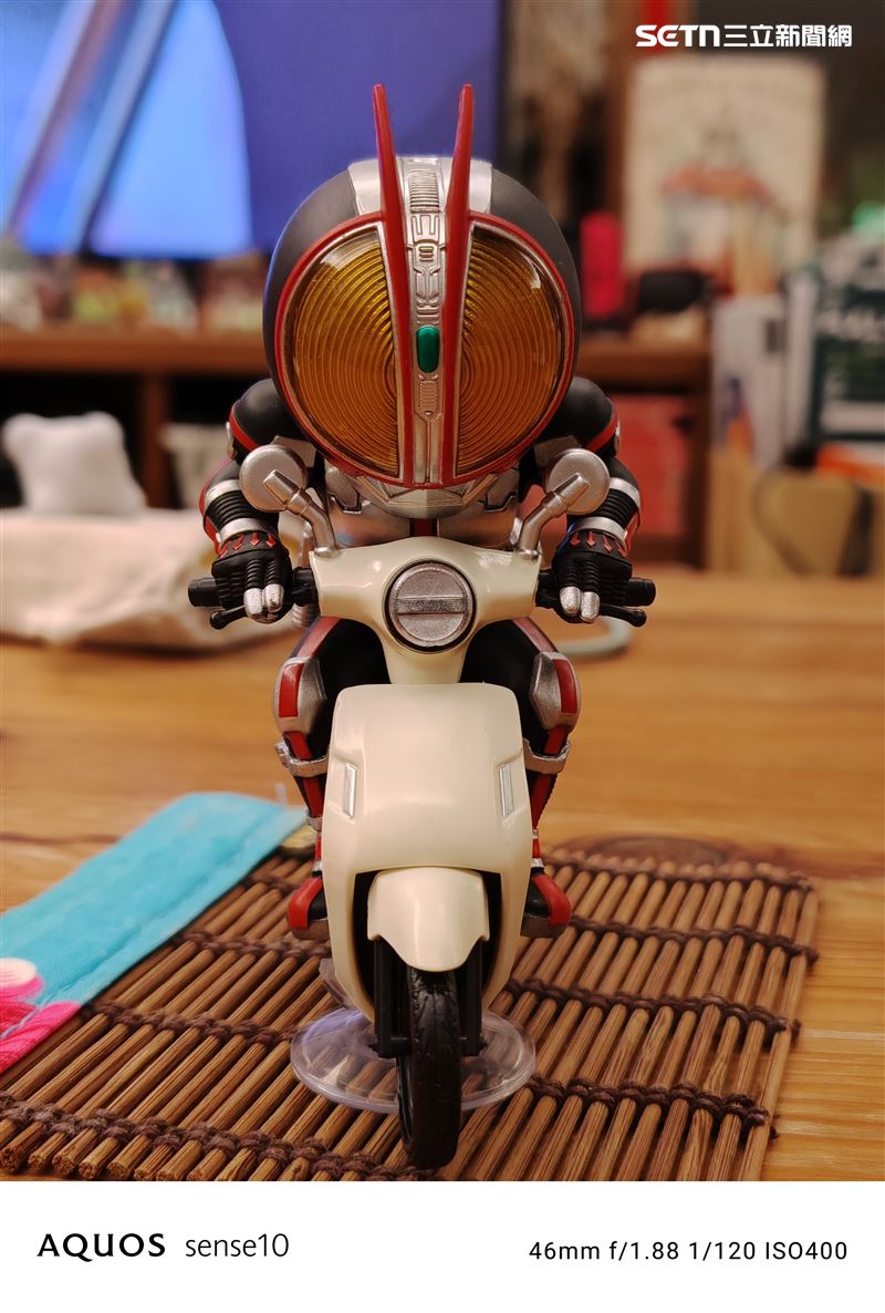 夏普AQUOS sense10室內2倍拍攝假面騎士公仔