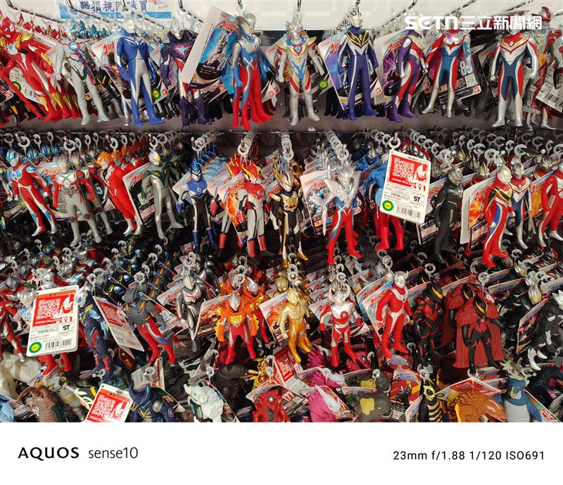 夏普AQUOS sense10室內照，超人力霸王們