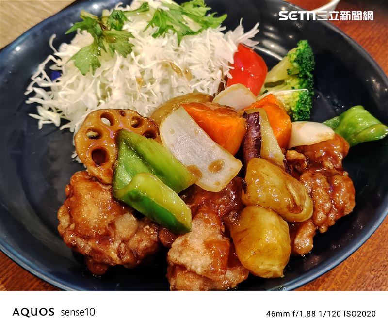 夏普AQUOS sense10室內食物照