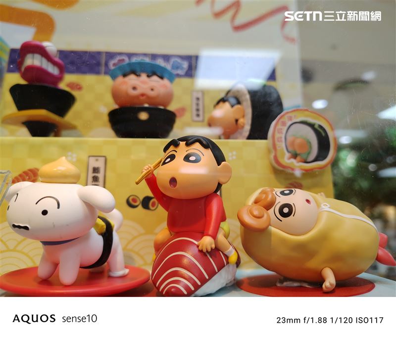 拍攝櫥窗內公仔，反光嚴重