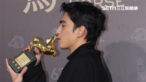曾敬驊奪金馬男配一路哭上台！兩度爆哭