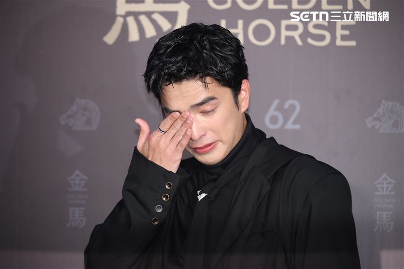 曾敬驊奪金馬男配一路哭上台。(圖/記者鄭孟晃、趙于瑩攝影)