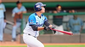 海洋曾昱磬開轟後追平助隊逆轉。（圖／中華職棒提供） 