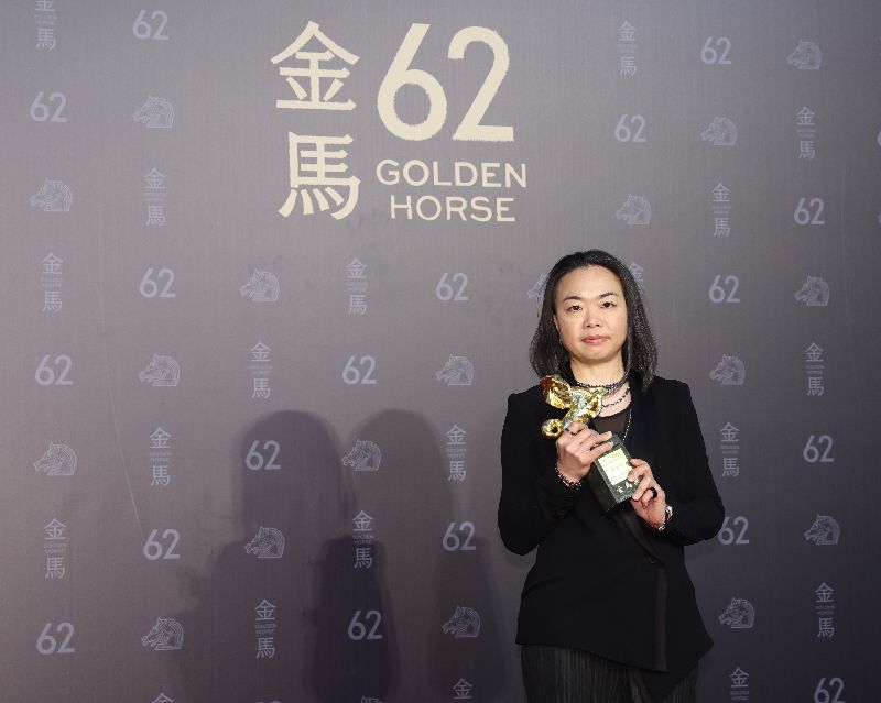 燈光師鍾瓊婷（圖）獲頒第62屆金馬獎「年度台灣傑出電影工作者」，入行逾10年的她認為自己是幸運的，直說明天睡醒也要繼續去打燈。（圖／中央社）