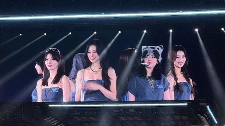 TWICE超有誠意!35秒煙火秀狂換裝寵粉