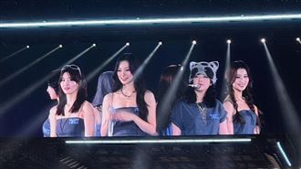 TWICE超有誠意！35秒煙火秀狂換裝寵粉
