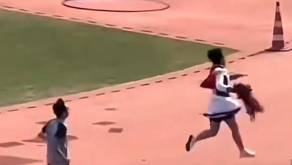 男學生跑過終點線，開心地摘下假髮，不料冠軍頭銜卻遭校方取消。（圖／翻攝自新京報）