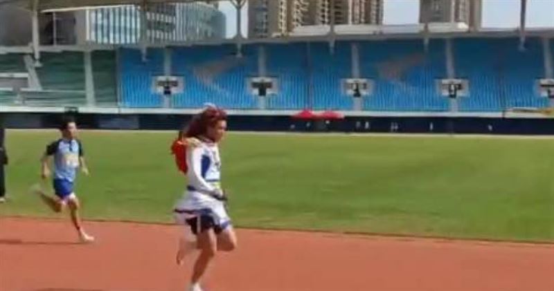 福建省廈門市松柏中學一名男學生穿裙子、戴假髮參加校內運動會跑第一。（圖／翻攝自新京報）