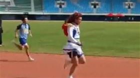 福建省廈門市松柏中學一名男學生因穿裙子、戴假髮參加校內運動會，被校方取消了他的冠軍資格。（取材自新京報）