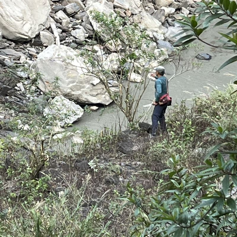 3人屏東戲水被落石砸傷，受困獅王瀑布下方。（圖／翻攝畫面）
