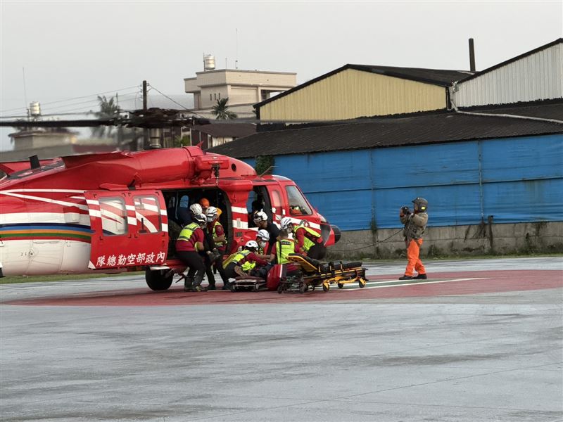 空勤直升機吊掛救援3傷者。（圖／翻攝畫面）