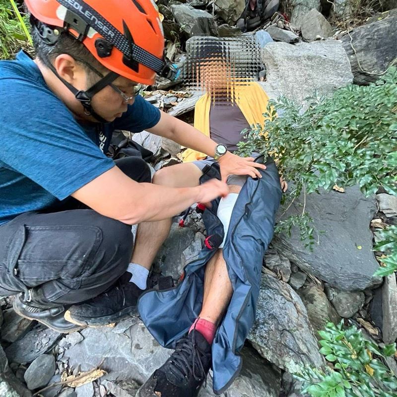 一男膝蓋骨折。（圖／翻攝畫面）