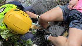 3人戲水被落石砸傷，受困瀑布下方，空勤直升機吊掛救援送醫治療。（圖／翻攝畫面）