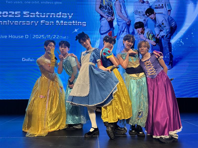 峻瑋（左2）撐爆公主裝，水豐（右2）則是公認女裝最美成員。（圖／So-net提供）