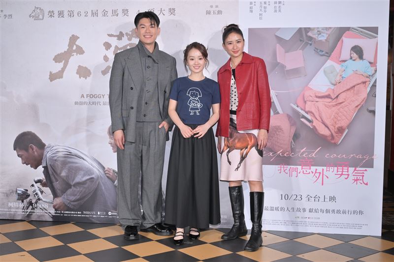 《大濛》團隊抱回5座金馬，（左起）柯煒林、方郁婷、9m88。（圖／記者鄭孟晃攝影）