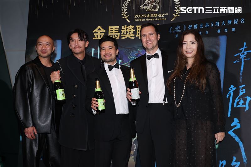 張震（左二）表示，自己的幸運儀式就是平時都會固定去三座宮廟參拜。（圖／記者鄭孟晃攝影）