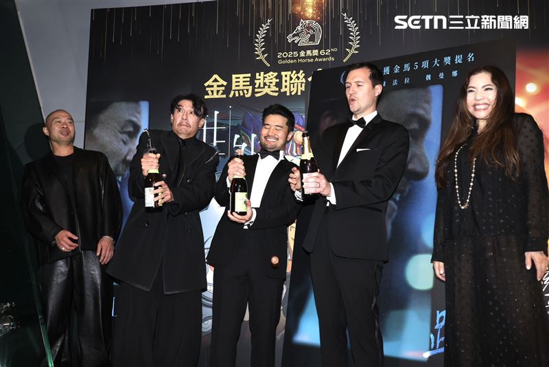 張震（左）出席《幸福之路》慶功宴。（圖／記者鄭孟晃攝影）