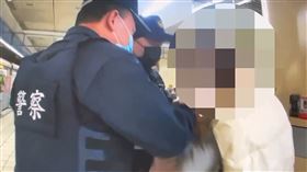 白髮女被捷運警察帶下車後逮捕。（圖／翻攝畫面）