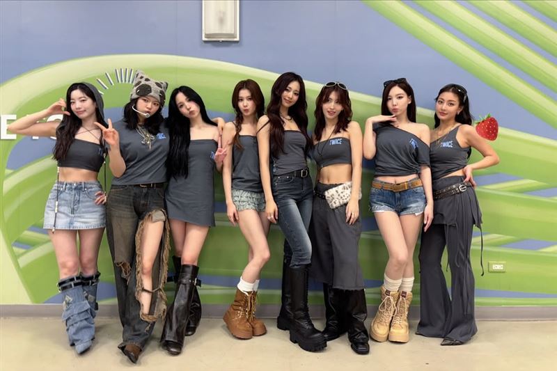 TWICE高清合照中，主場的子瑜更特地安排C位，最右邊草莓圖案代表病號的彩瑛。（圖／翻攝自IG @twicetagram）