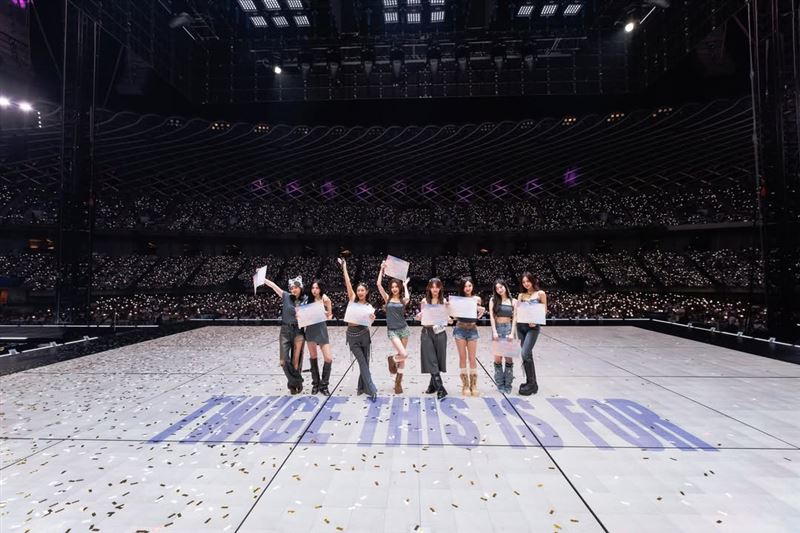 TWICE昨深夜釋出ONCE高雄主場館現場高清照。（圖／翻攝自IG @twicetagram）