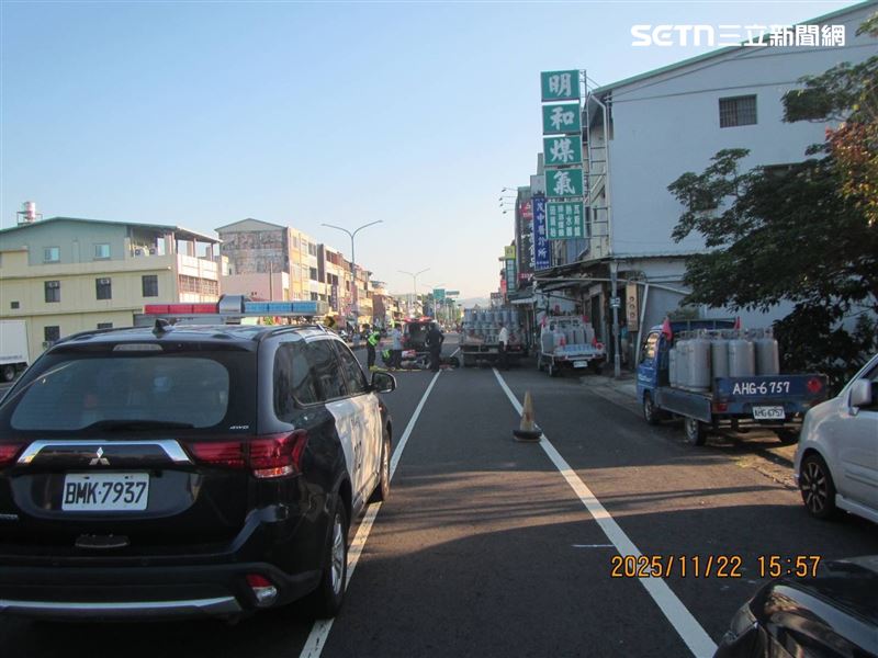 台中霧峰區發生死亡車禍，騎士自撞違停貨車，頭部重創不治。（圖／翻攝畫面）