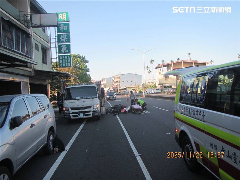 台中霧峰區發生死亡車禍，騎士自撞違停貨車，頭部重創不治。（圖／翻攝畫面）