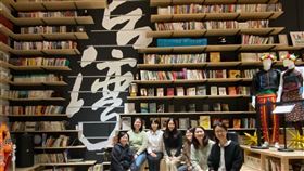 台灣青年紐約圓夢　實習計畫參與國際組織教育部青年發展署主辦「青年百億海外圓夢基金計畫」，支持3位台灣青年赴紐約實習，參與聯合國周邊會議。實習生與世台聯合基金會總幹事黃怡妙拜會紐約華僑文教服務中心。（世台聯合基金會提供）中央社記者林宏翰傳真  114年11月23日