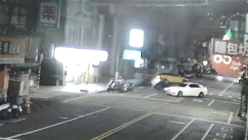 計程車被賓士車猛撞瞬間。（圖／翻攝畫面）