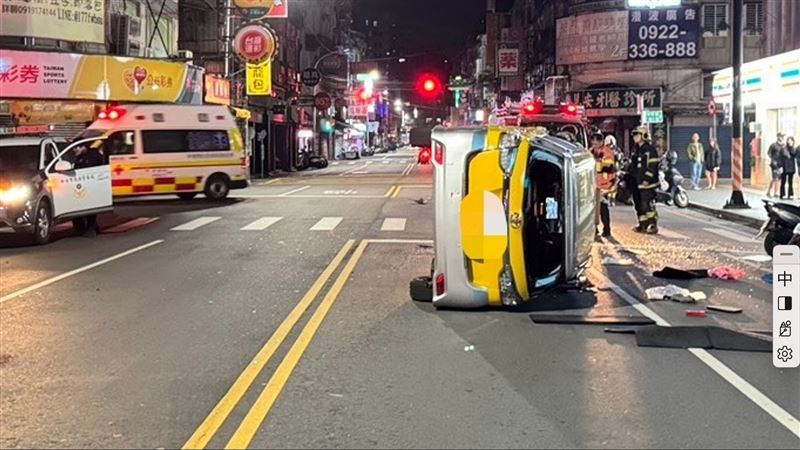 驚險畫面曝！賓士急出巷小黃急閃仍被撞翻