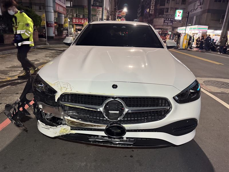 賓士車車頭受損。（圖／翻攝畫面）