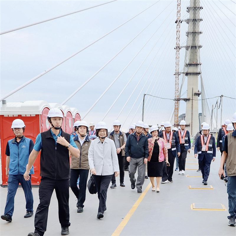 蔡英文與蘇貞昌參觀明年即將完工的淡江大橋。（圖／翻攝自蔡英文臉書）