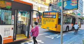 有網友詢問若公車一次來很多台該怎麼攔車。（示意圖／CTWANT）