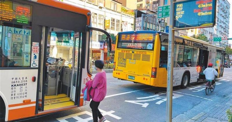 公車一次來很多台怎麼攔？司機教手勢暗號